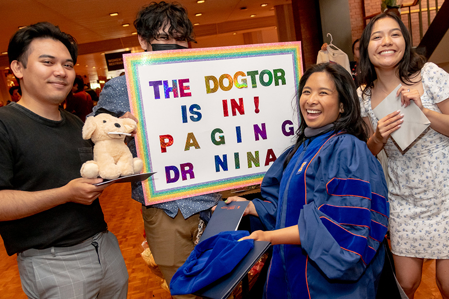 A graduate of the University of Illinois College of Veterinary Medicine celebrates with her family